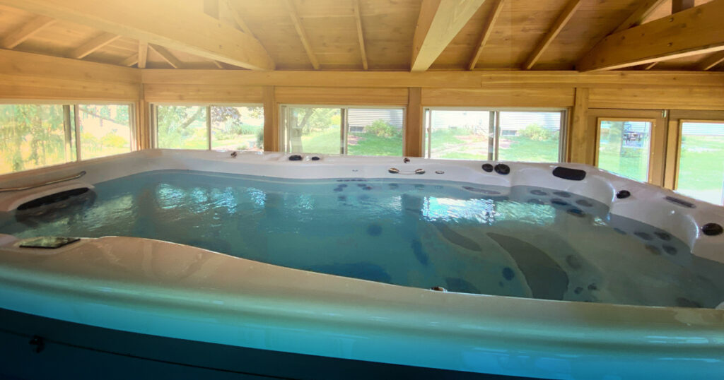 swim spa wewnątrz budynku