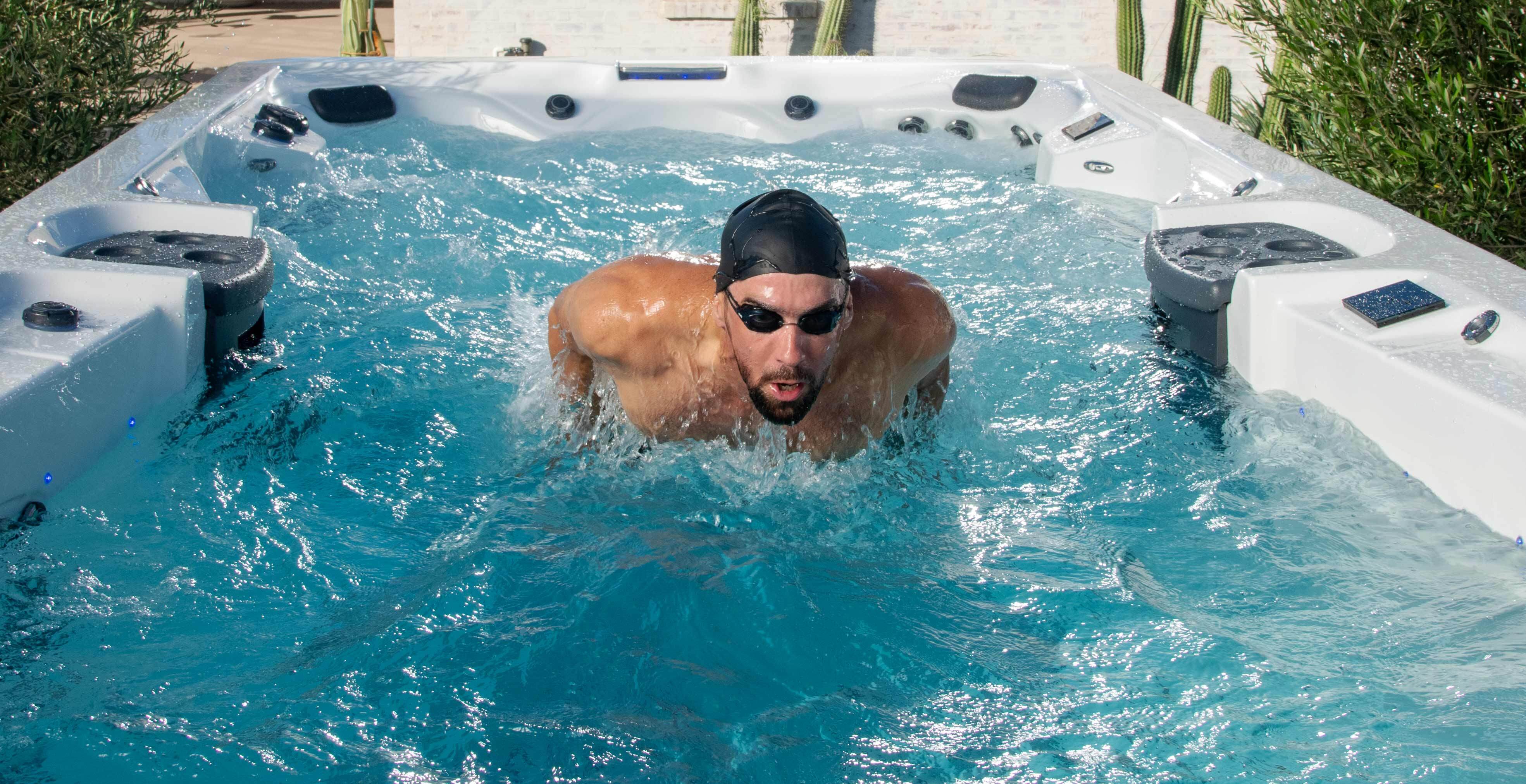 Michael Phelps pływa w basenie spa