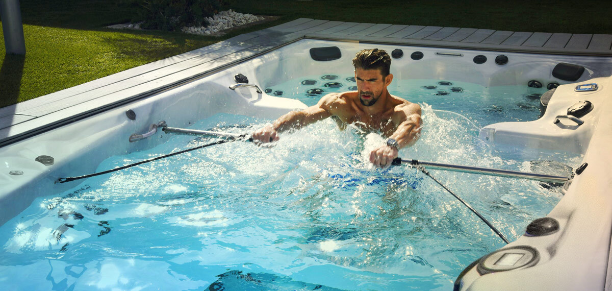 Phelps używa zestawu h2xercise w basenie spa.