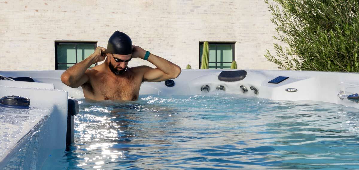 Michael Phelps ćwiczy w swim spa.