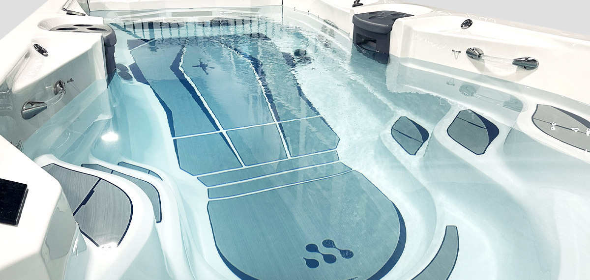 Antypoślizgowy, komfortowy system podłogi na dnie swim spa.