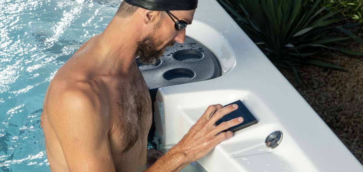 Michael Phelps korzystający z panelu sterowania z ekranem dotykowym w basenie spa.