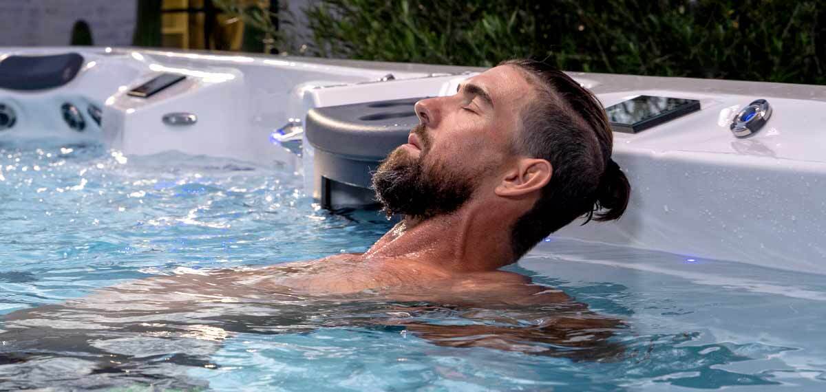 Michael Phelps relaksuje się w fotelu terapeutycznym w swim spa.