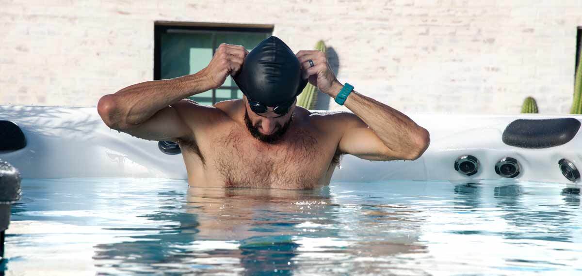 Phelps zakłada czepek kąpielowy.