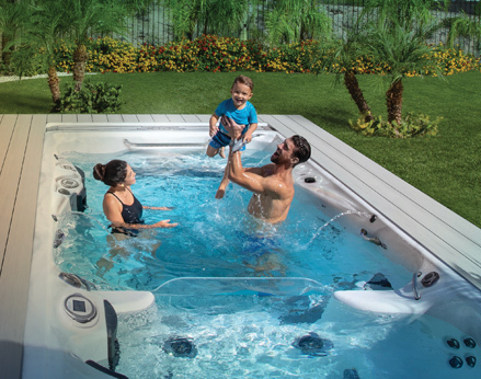 Phelps z rodziną w basenie spa.