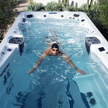 Phelps zmienia ustawienia na ekranie dotykowym Swim Spa.