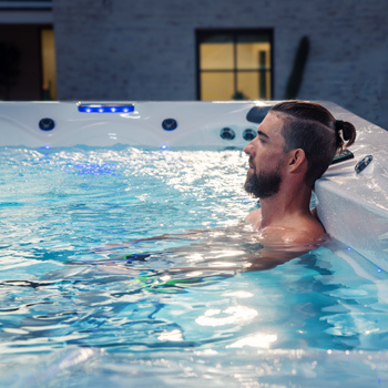 Michael Phelps relaks w wodzie.