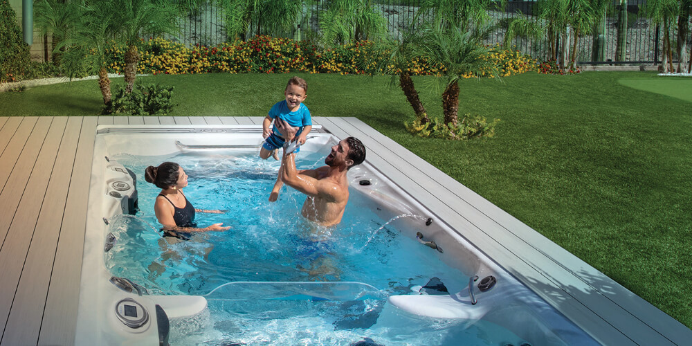 Michael Phelps z rodziną w basenie spa.