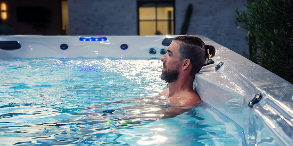 Michael Phelps relaksuje się w pływackim spa.